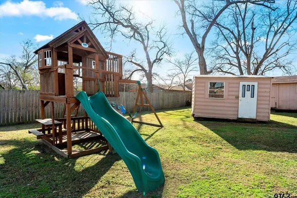 a view of a house with backyard
