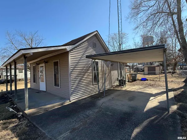$49,500 | 305 West McLean Street, Colchester, IL 62326