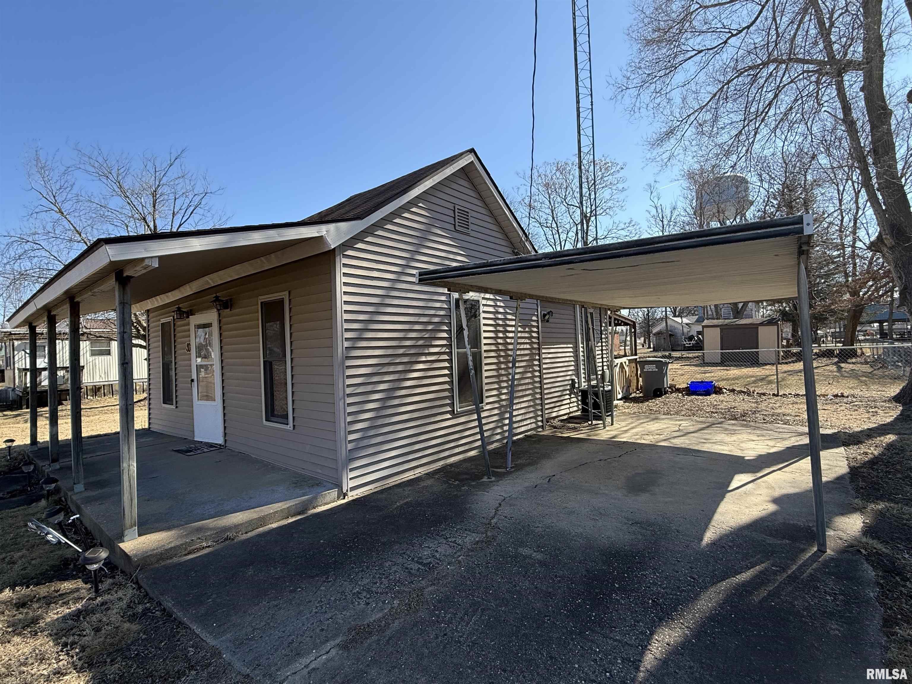 305 West McLean Street Colchester, IL 62326 - Photo 2 of 20