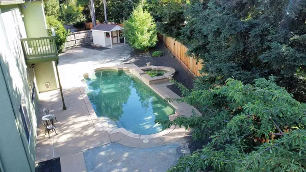 a view of a garden with sitting area