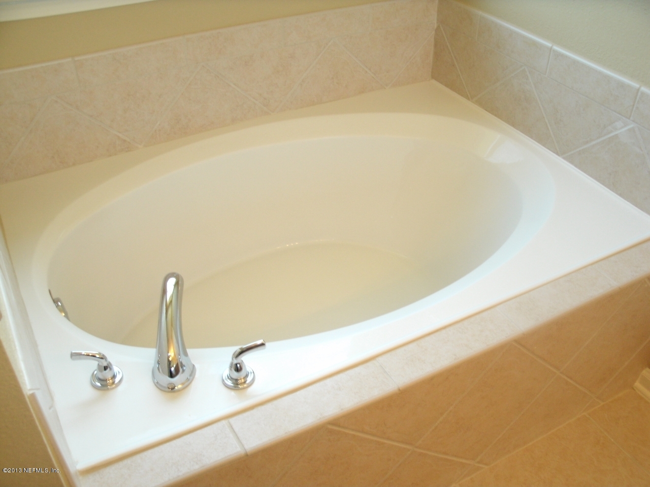 787 East Red House Branch Road St. Augustine, FL 32084 - Photo 21 of 29 a bathroom with a bathtub