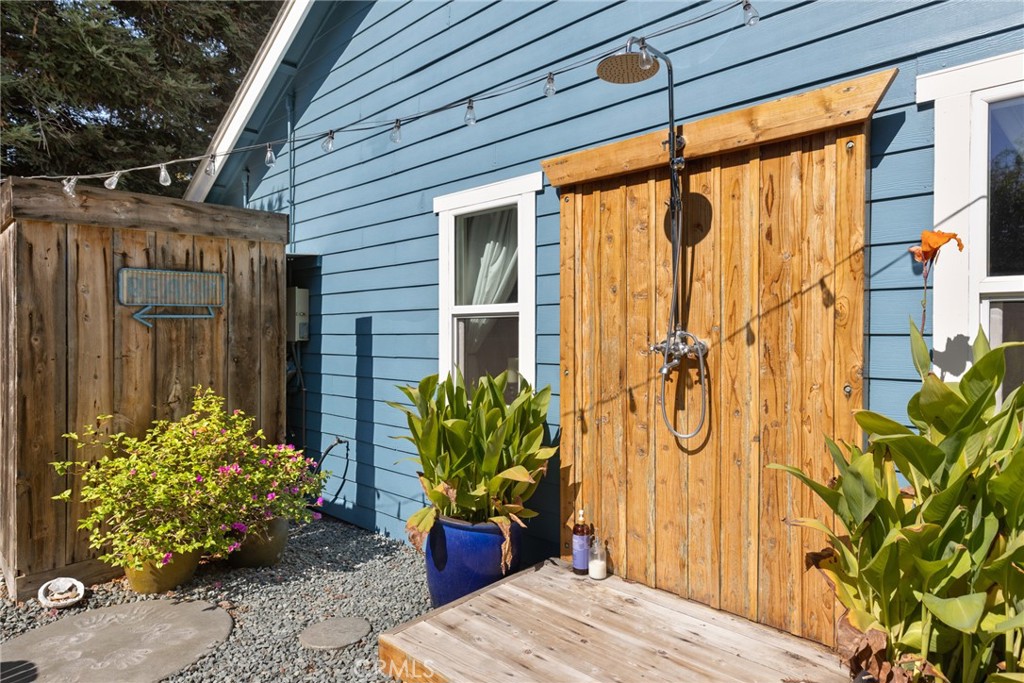 331 Weymouth Way Chico, CA 95973 - Photo 25 of 26 a potted plant sitting in front of a house