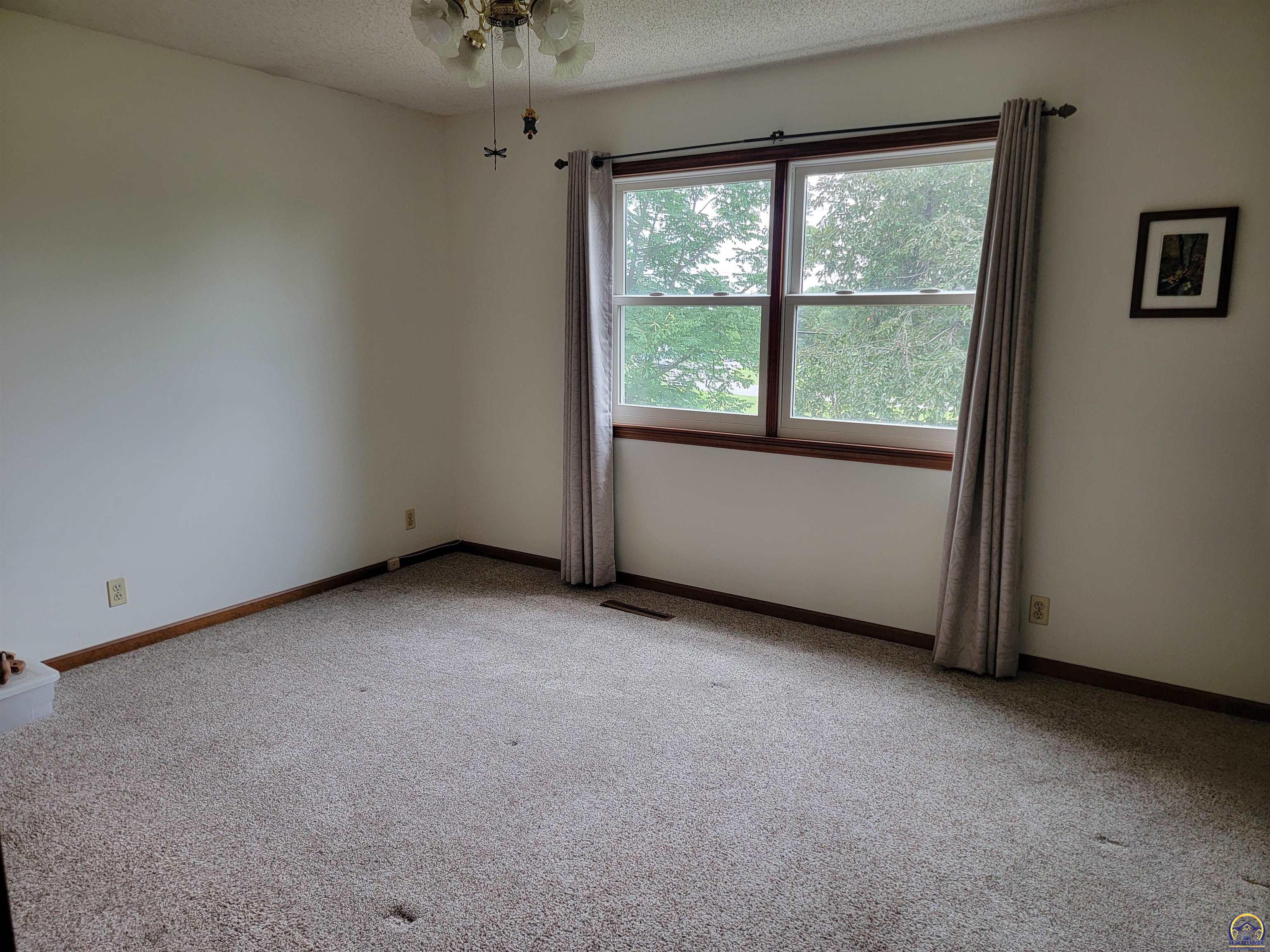 2002 Schaeffer Way Emporia, KS 66801 - Photo 12 of 28