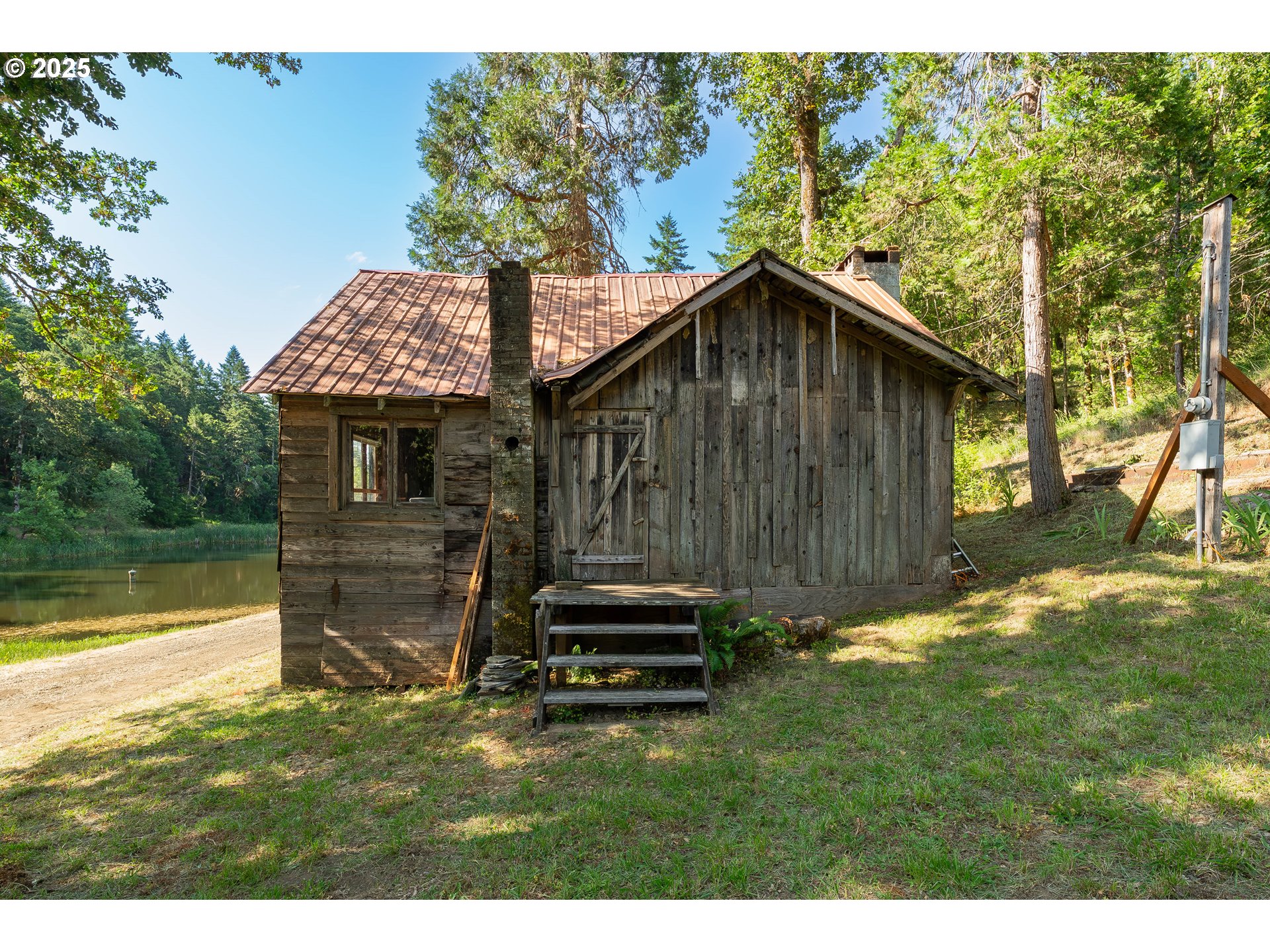 1180 Upper Cleveland Rapids Road Roseburg, OR 97471 - Photo 5 of 42 a backyard of a house with lots of green space