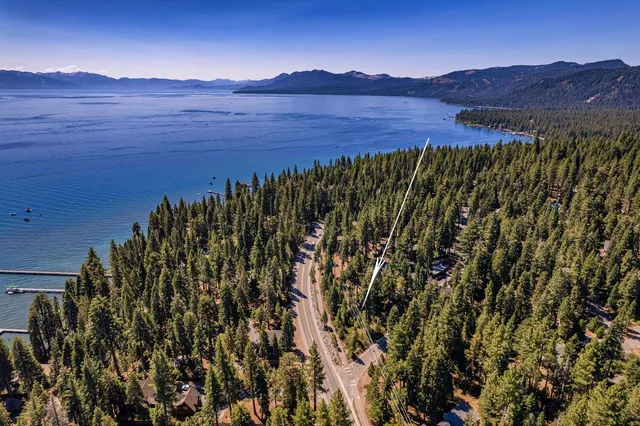 a view of an outdoor area with a mountain