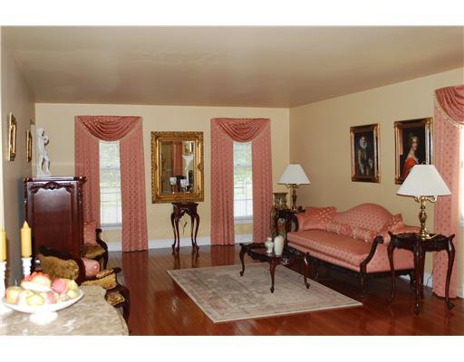 138 Ridgeview Drive Ligonier, PA 15658 - Photo 4 of 18 Living Room.
