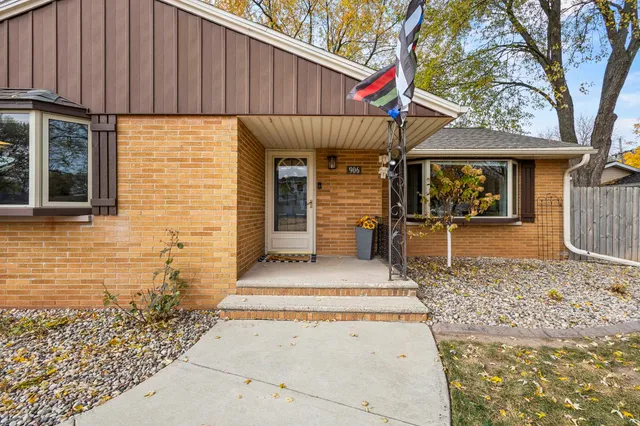 $334,500 | 906 Silver Street, De Pere, WI 54115