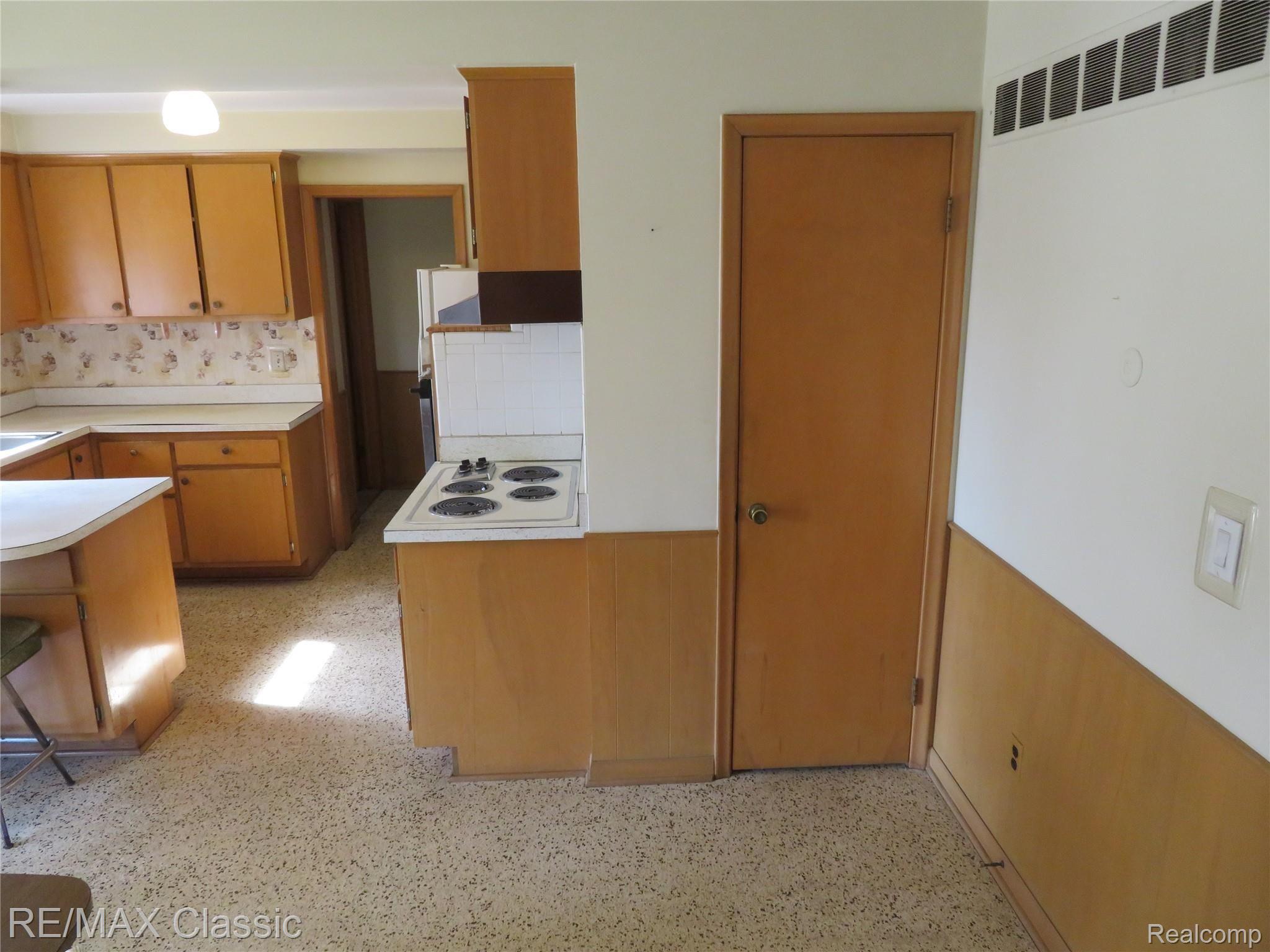 11092 Racine Road Warren, MI 48093 - Photo 7 of 25 7.JPG