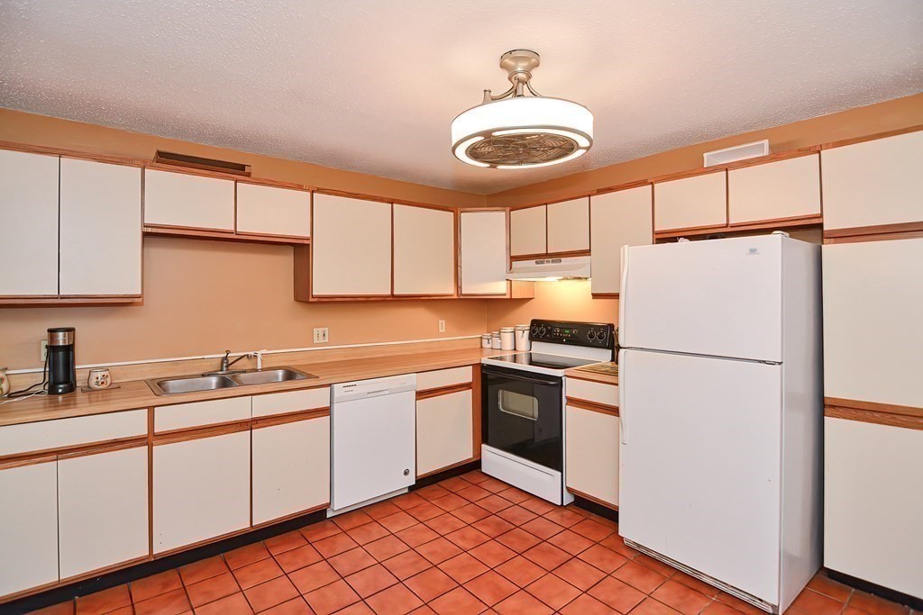 10 Wrentham Road, Unit 309 Worcester, MA 01602 - Photo 3 of 24