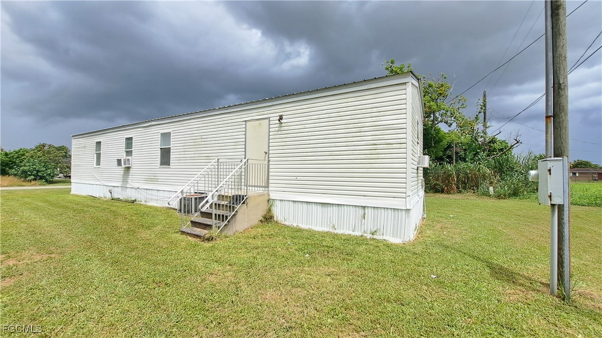 951 Virginia Avenue Clewiston, FL 33440 - Photo 4 of 17 a front view of a house with garden