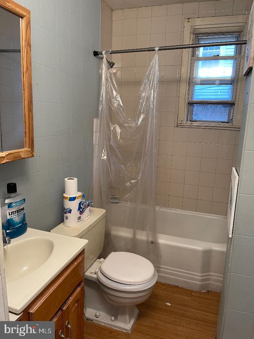 370 Avon Road Upper Darby, PA 19082 - Photo 4 of 15 1st floor bath