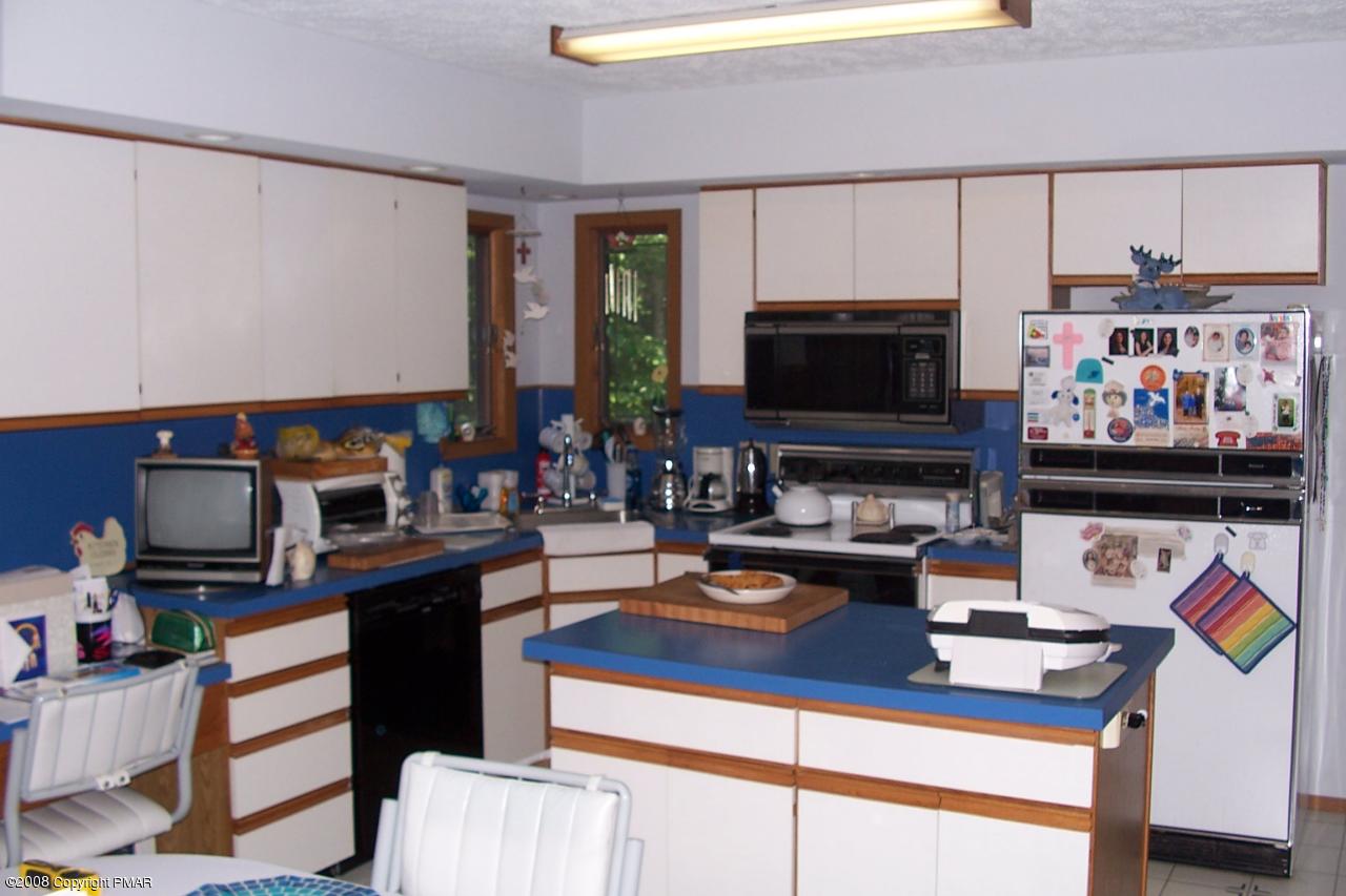 1272 Pebble Beach Road Tobyhanna, PA 18466 - Photo 4 of 8 kitchen