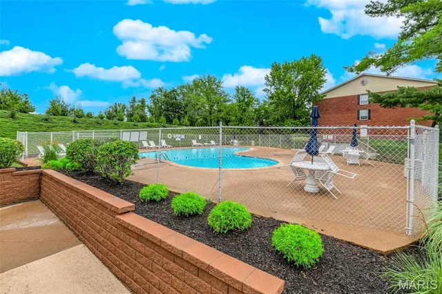 $179,000 | 1511 Hampton Hall Drive, Unit 14, Chesterfield, MO 63017