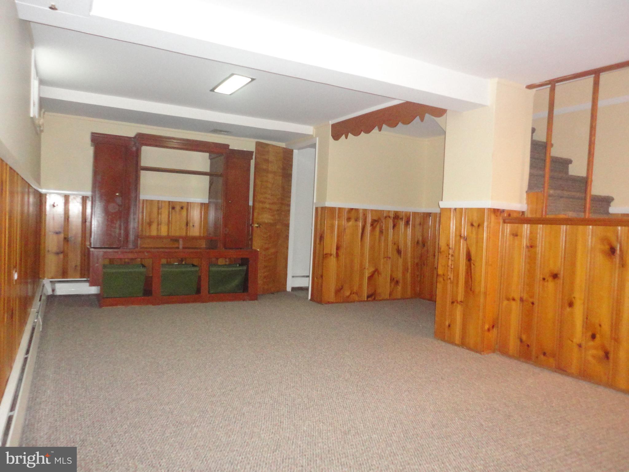 425 Garden Road Springfield, PA 19064 - Photo 22 of 28 an empty room with windows