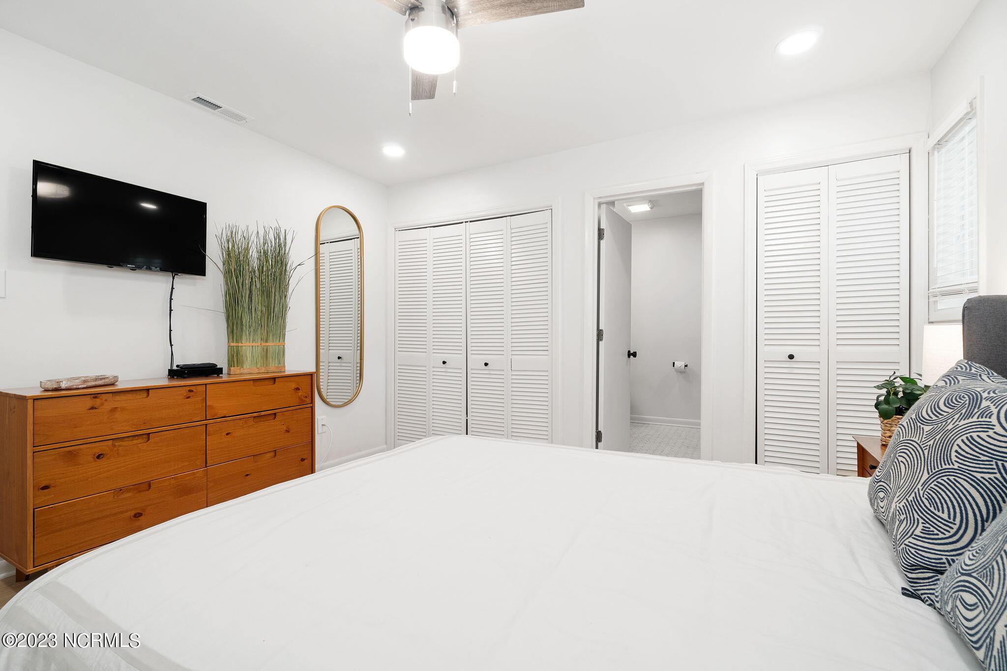 855 Salter Path Road, Unit 121 Indian Beach, NC 28512 - Photo 17 of 46 Primary bedroom suite