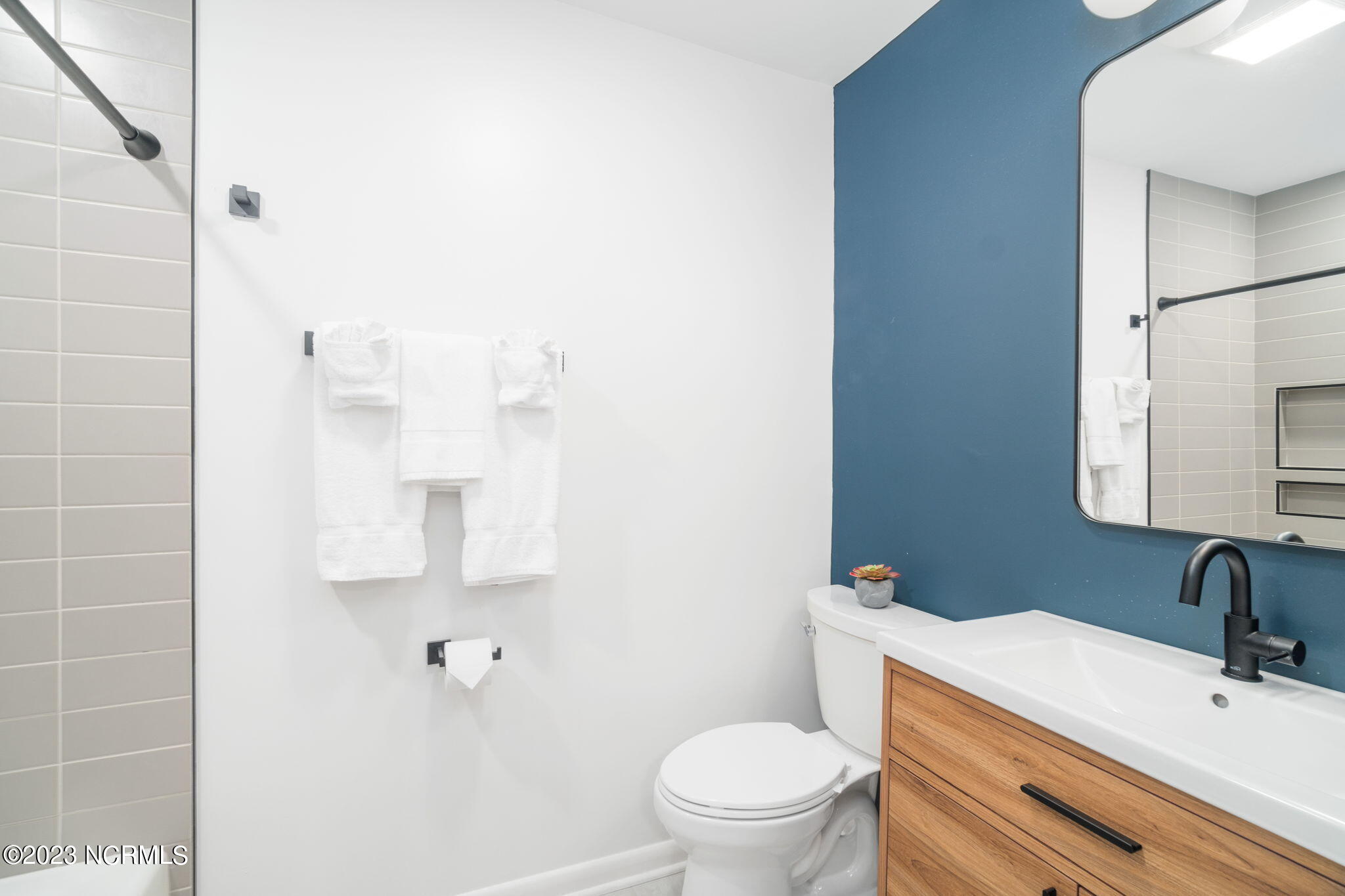 855 Salter Path Road, Unit 121 Indian Beach, NC 28512 - Photo 22 of 46 Full guest bathroom