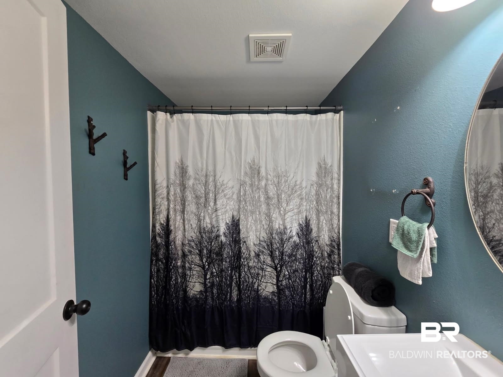 2534 Foshee Road Brewton, AL 36426 - Photo 11 of 16 Full bath with a shower with shower curtain, visible vents, and toilet
