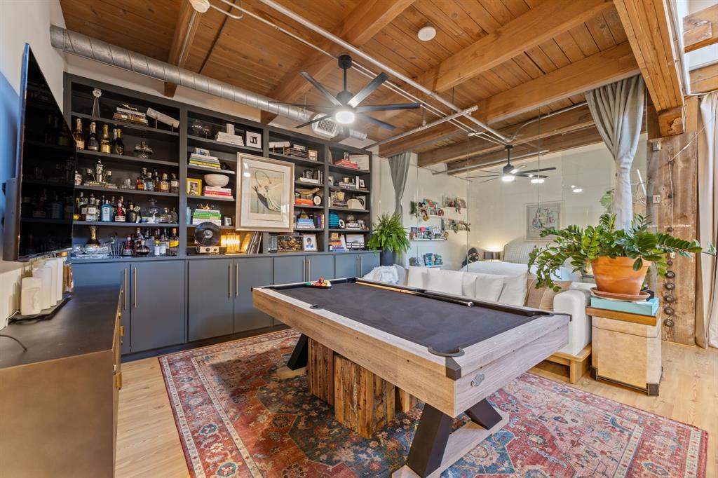 509 Elm Street, Unit 601 Dallas, TX 75202 - Photo 20 of 37 a living room with a couch and a table