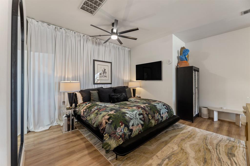 509 Elm Street, Unit 601 Dallas, TX 75202 - Photo 30 of 37 a bedroom with a bed and a flat tv screen