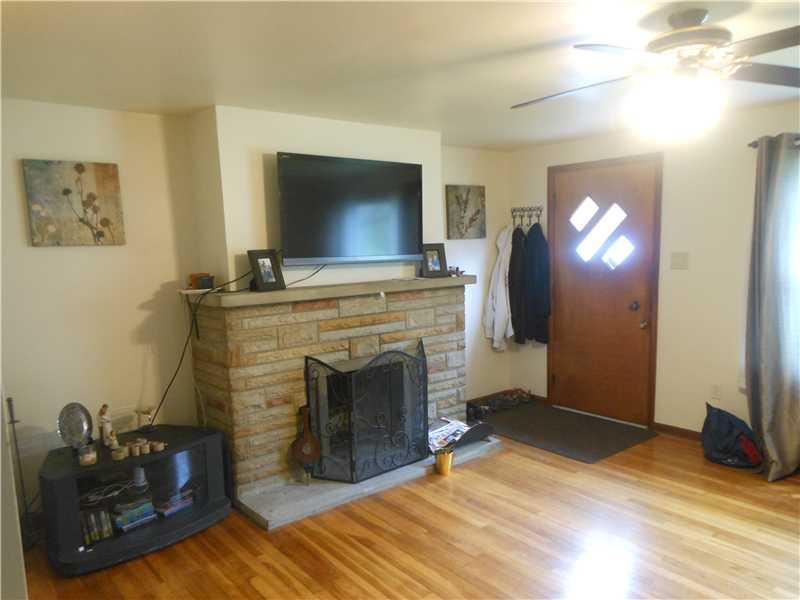694 Glen Eden Road Rochester, PA 15074 - Photo 3 of 19 Living Room.