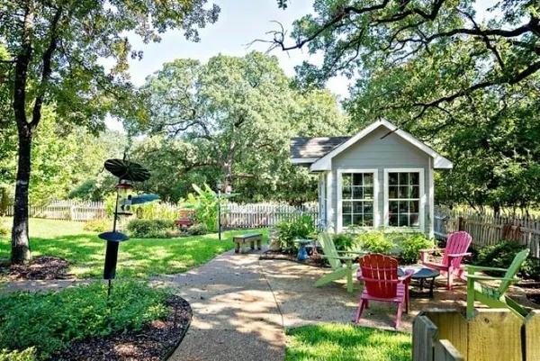 a view of a house with backyard porch and garden