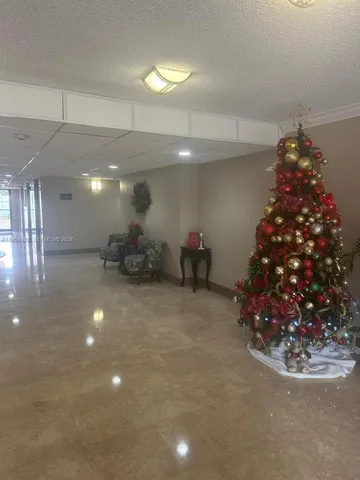 a room with lots of flowers and trees