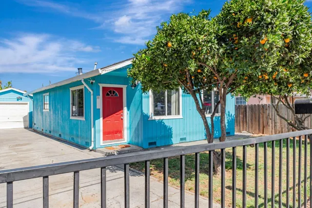 a view of a house with a backyard
