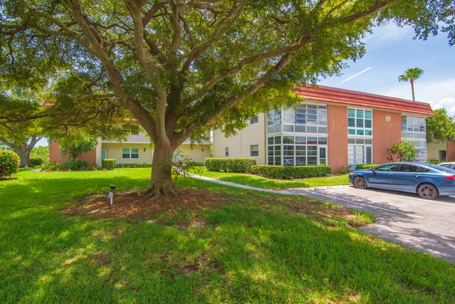 a view of a house with backyard and garden