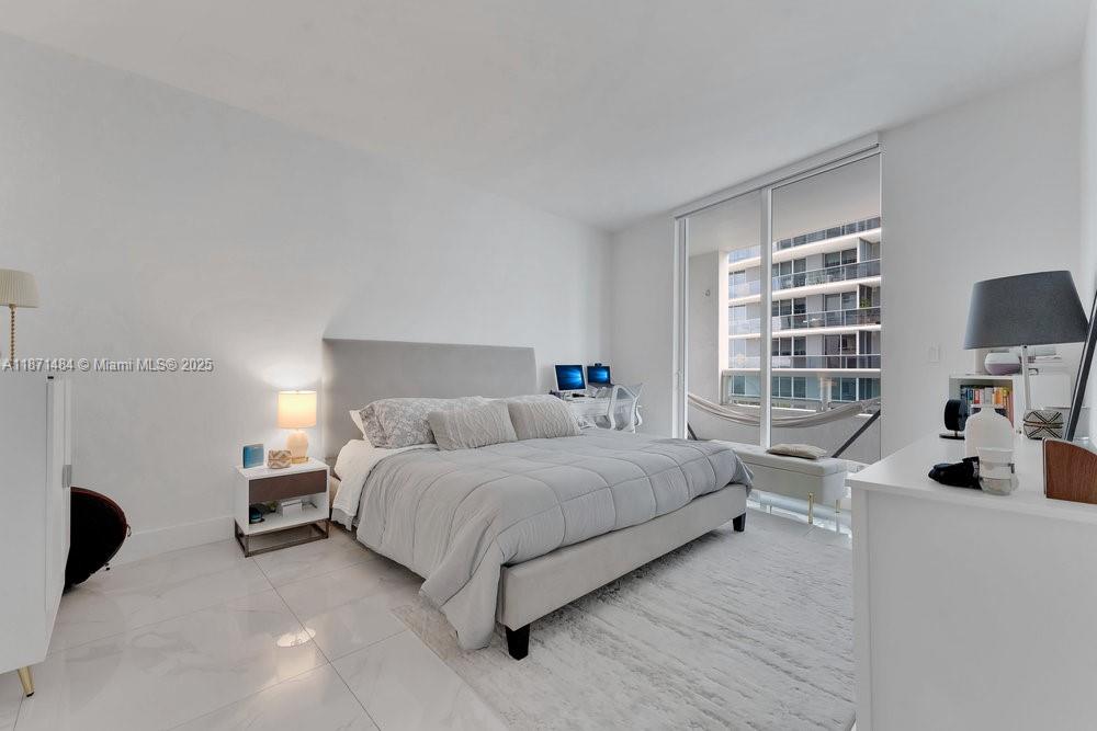 1800 North Bayshore Drive, Unit 614 Miami, FL 33132 - Photo 11 of 29 a bedroom with a bed and a large window