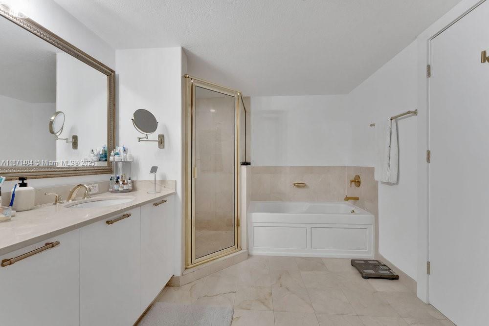 1800 North Bayshore Drive, Unit 614 Miami, FL 33132 - Photo 12 of 29 a bathroom with a tub sink and mirror