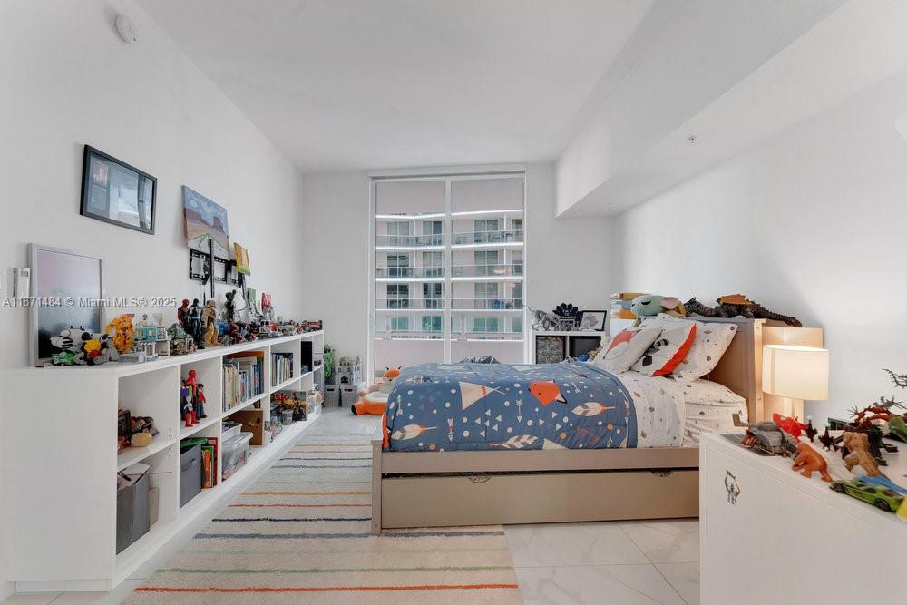1800 North Bayshore Drive, Unit 614 Miami, FL 33132 - Photo 3 of 29 a bed room with a bed and a window