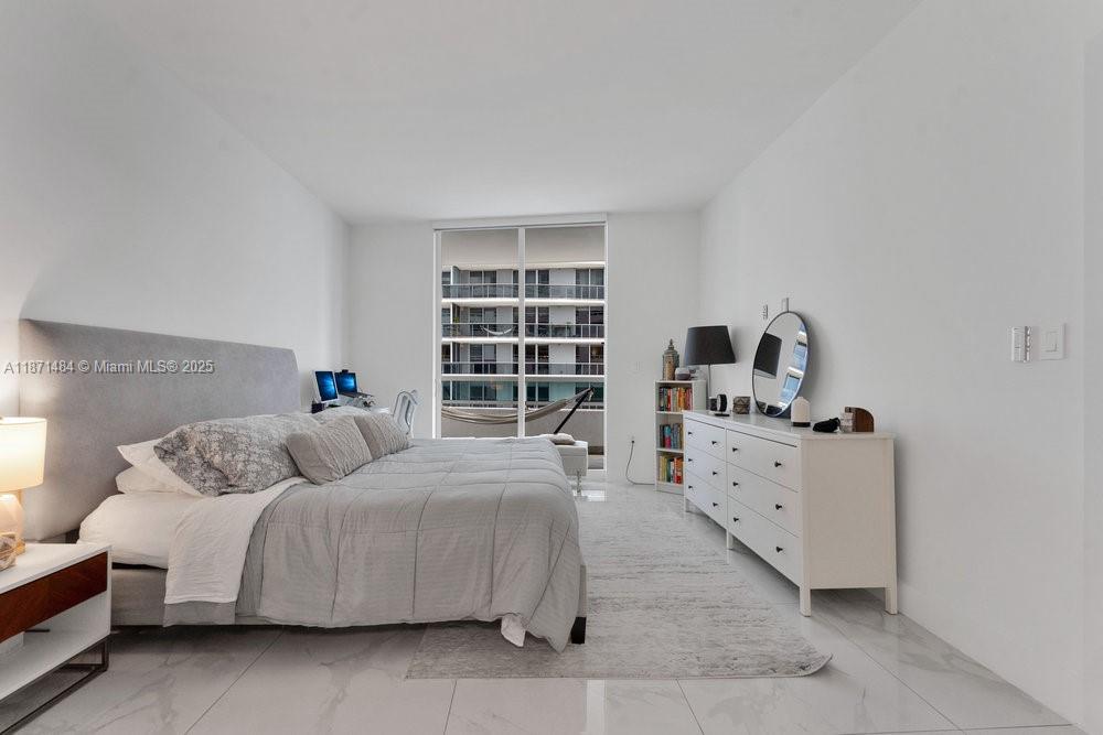 1800 North Bayshore Drive, Unit 614 Miami, FL 33132 - Photo 9 of 29 a bedroom with a bed and a window