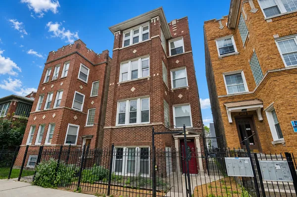 $2,700 | 4925 North Albany Avenue, Unit 1, Chicago, IL 60625