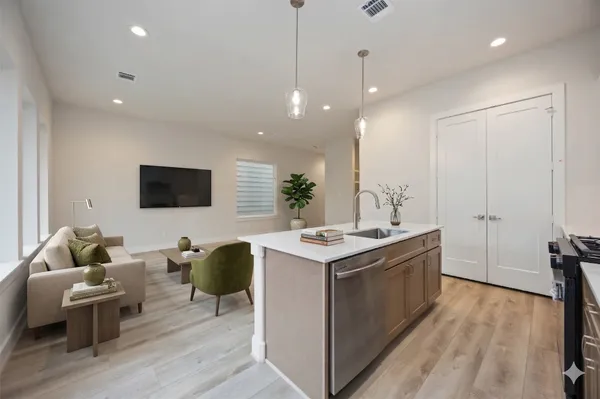 $2,400 | 6108 De Campo Street, Houston, TX 77091