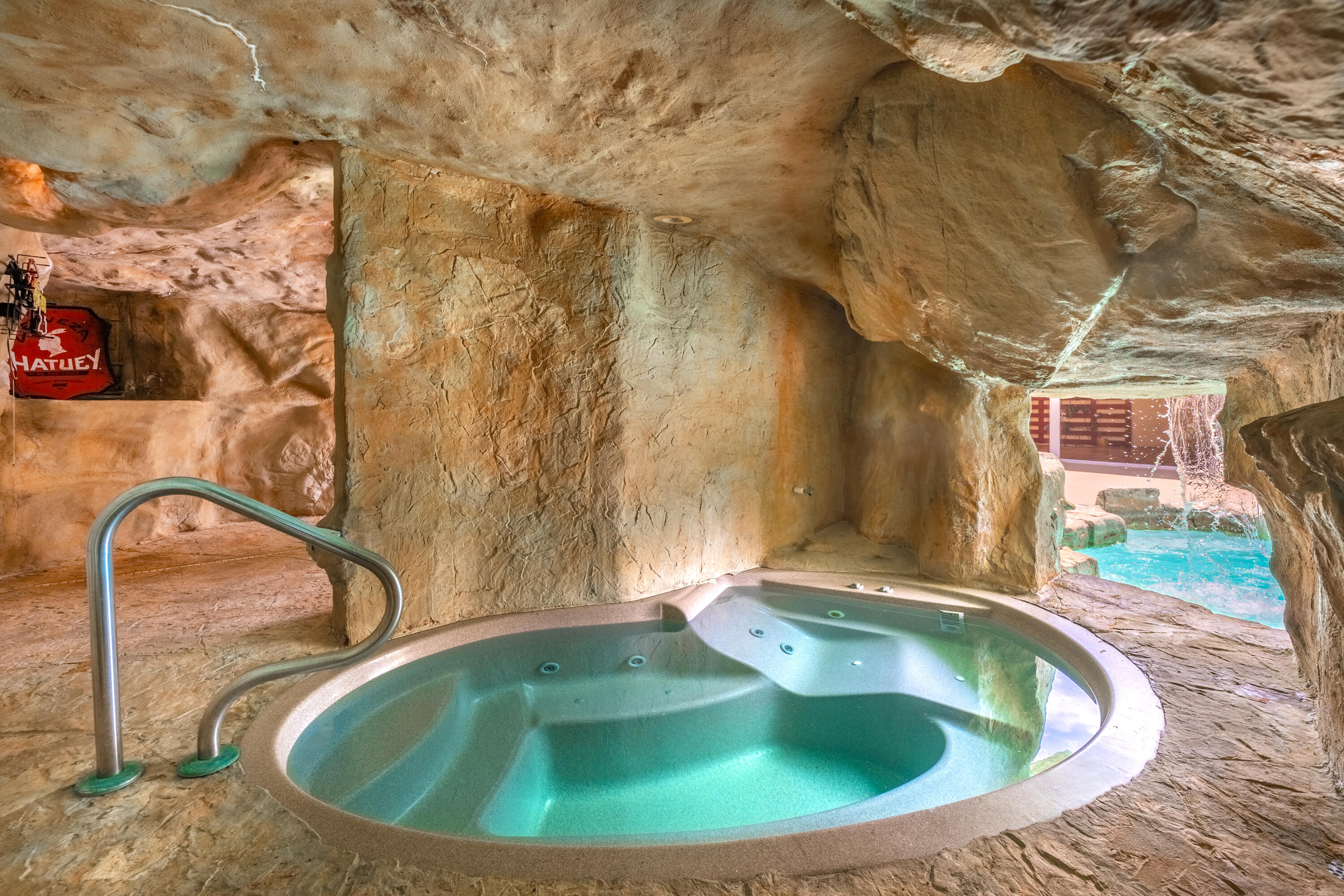 7151 Southwest 13th Street Okeechobee, FL 34974 - Photo 27 of 35 Jacuzzi in cave by pool