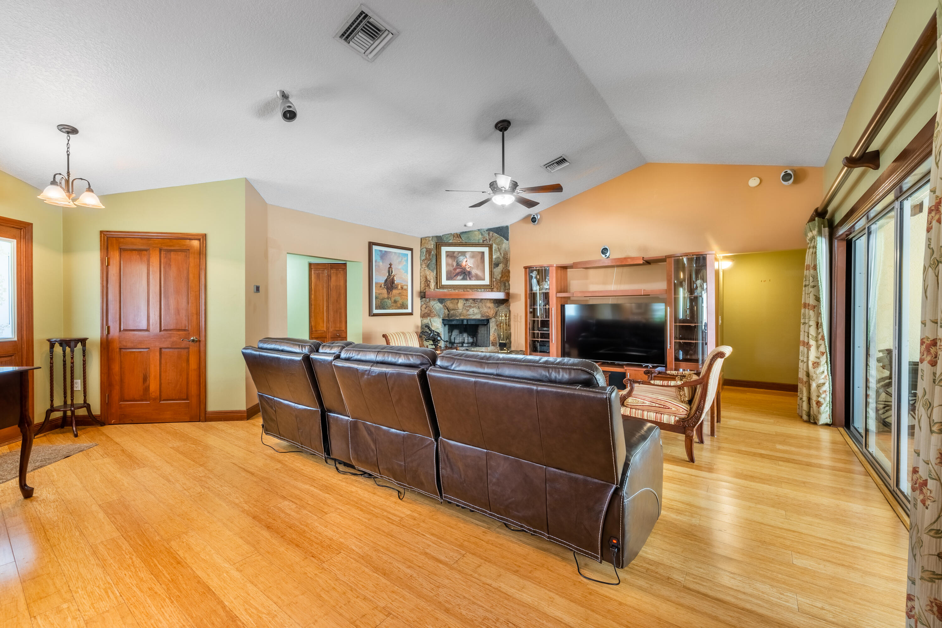 7151 Southwest 13th Street Okeechobee, FL 34974 - Photo 5 of 35 Living Room