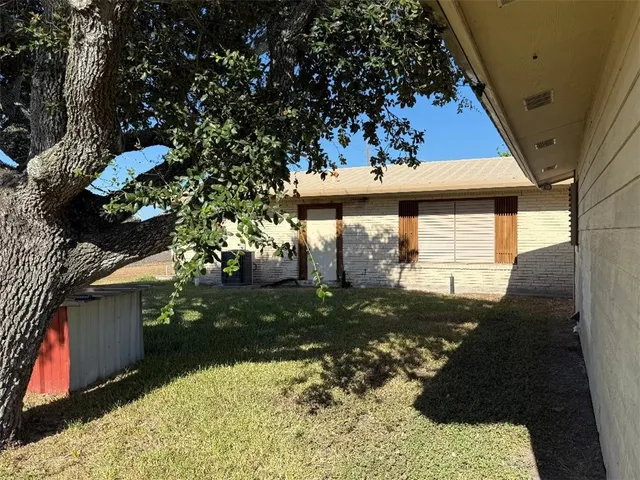 a view of a backyard