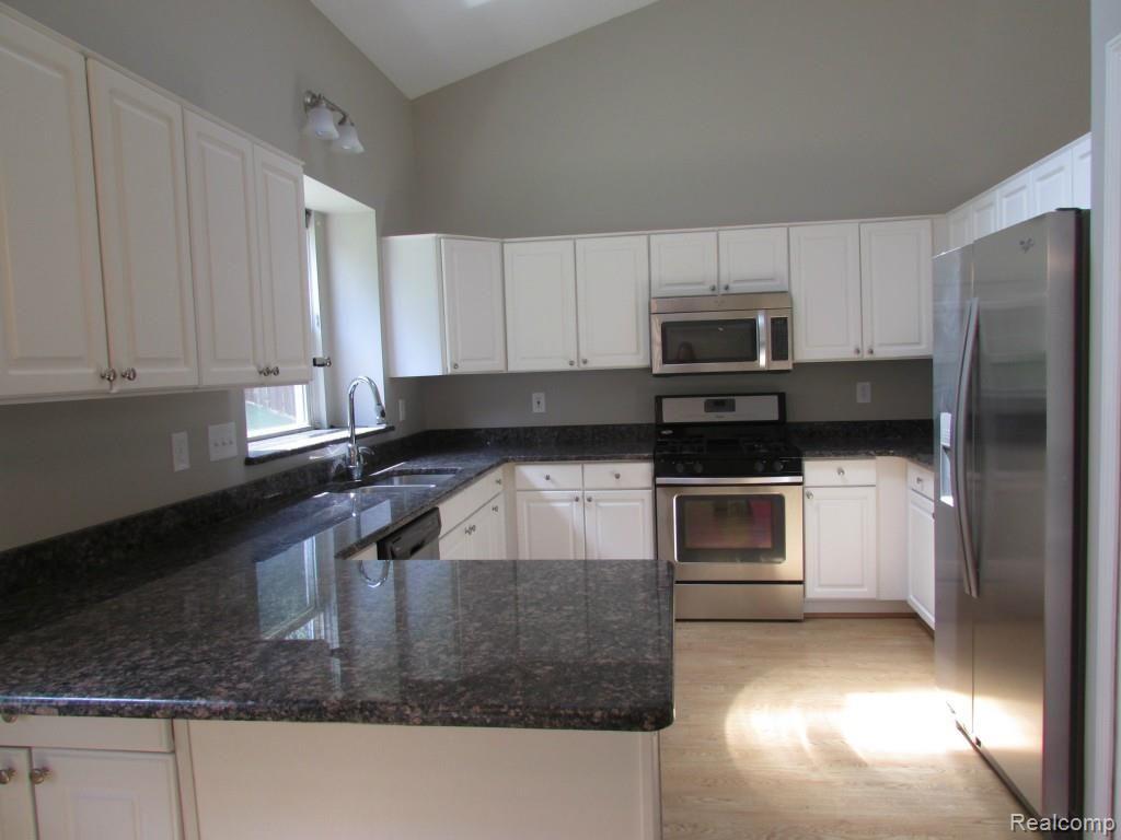46 Eagle Ridge Road Lake Orion, MI 48360 - Photo 2 of 35