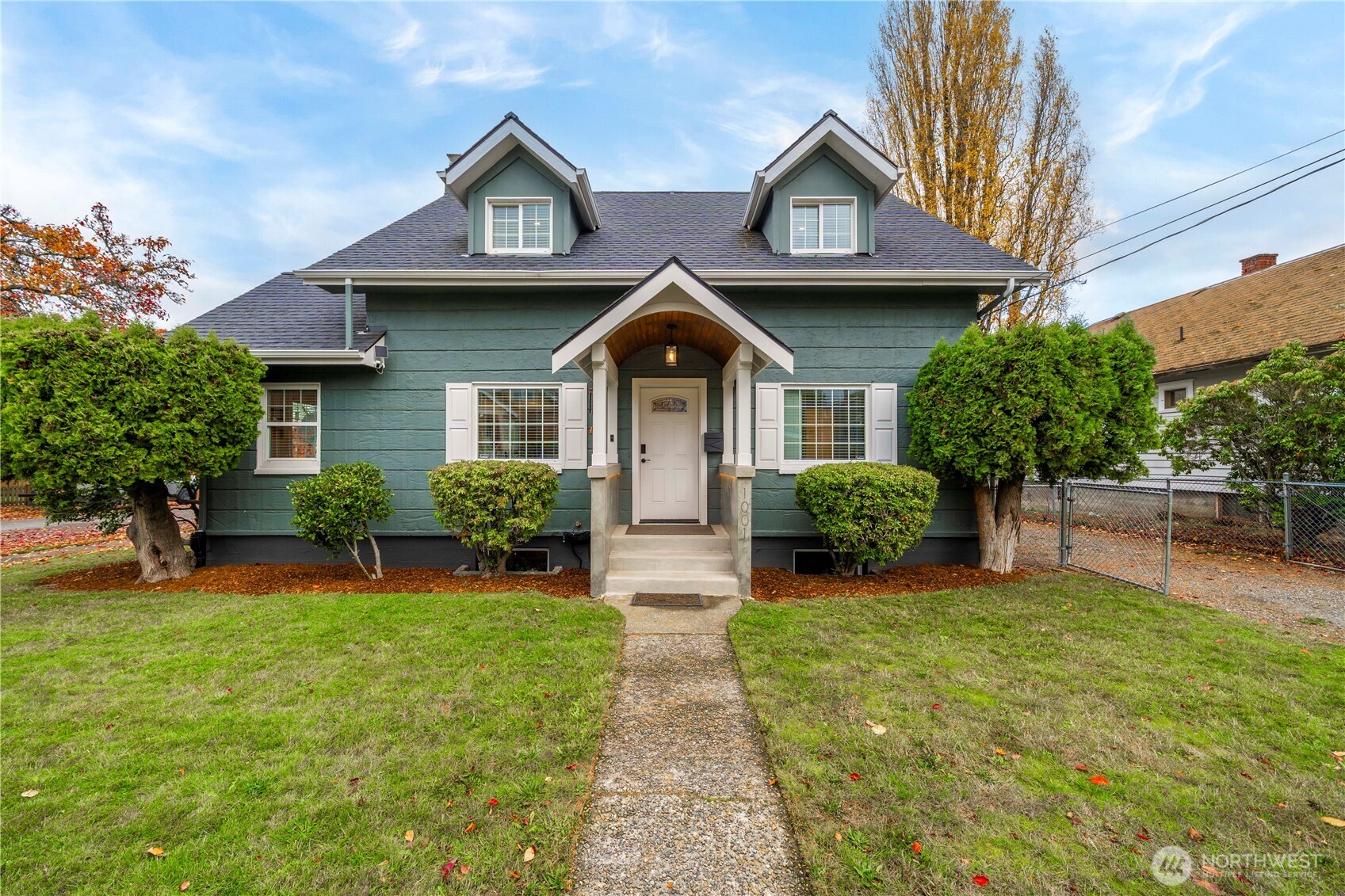 1001 South Prospect Street Tacoma, WA 98405 - Photo 4 of 40 a front view of a house with garden