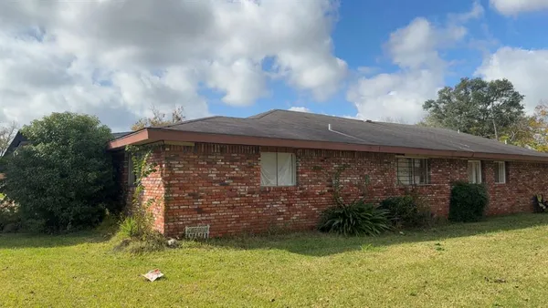 a view of a back yard of the house