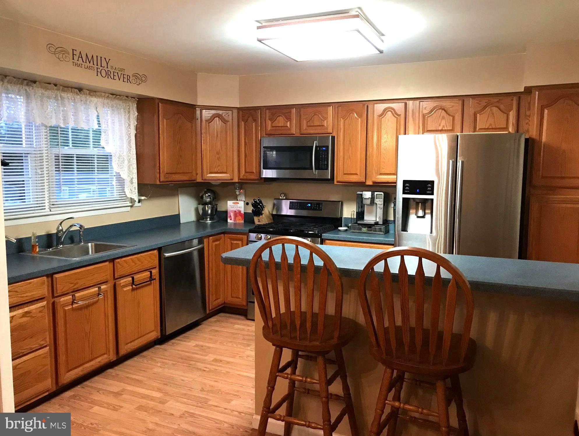 20 Constitution Road Clementon, NJ 08021 - Photo 4 of 17 Kitchen / Breakfast Bar