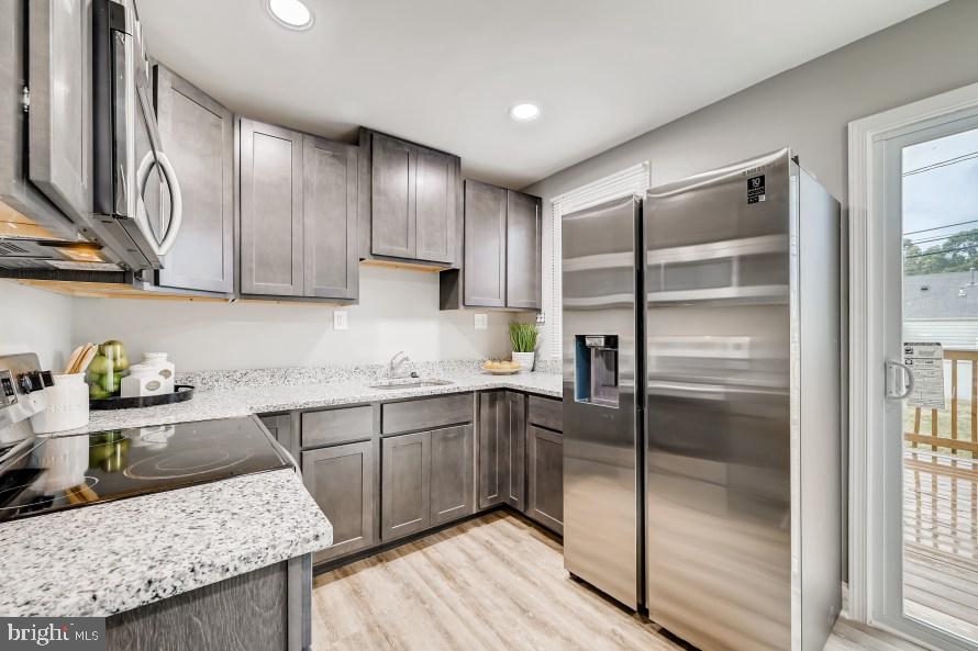 8128 Longpoint Road Baltimore, MD 21222 - Photo 11 of 32 Kitchen with granite countertops