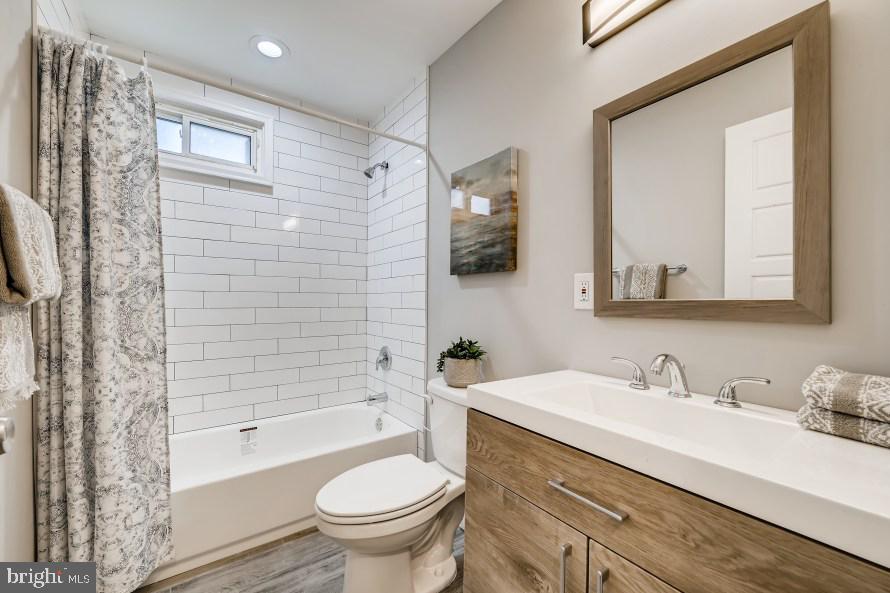 8128 Longpoint Road Baltimore, MD 21222 - Photo 17 of 32 Primary bathroom on main level