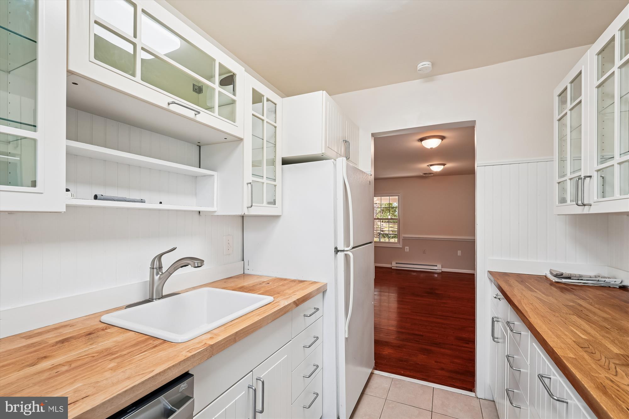 227 Dry Mill Road Southwest Leesburg, VA 20175 - Photo 11 of 38 a kitchen with a sink stove and cabinets