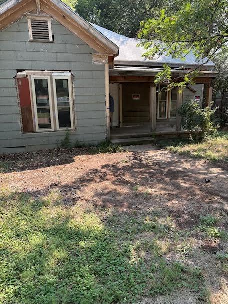 a front view of house with yard
