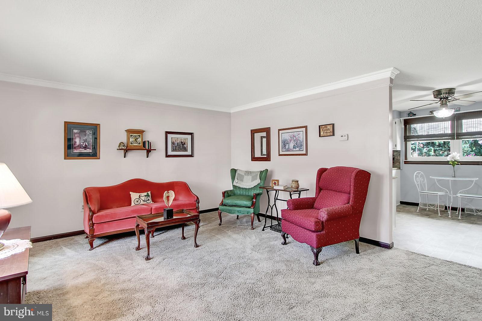 Bright LARGEGLiving Room