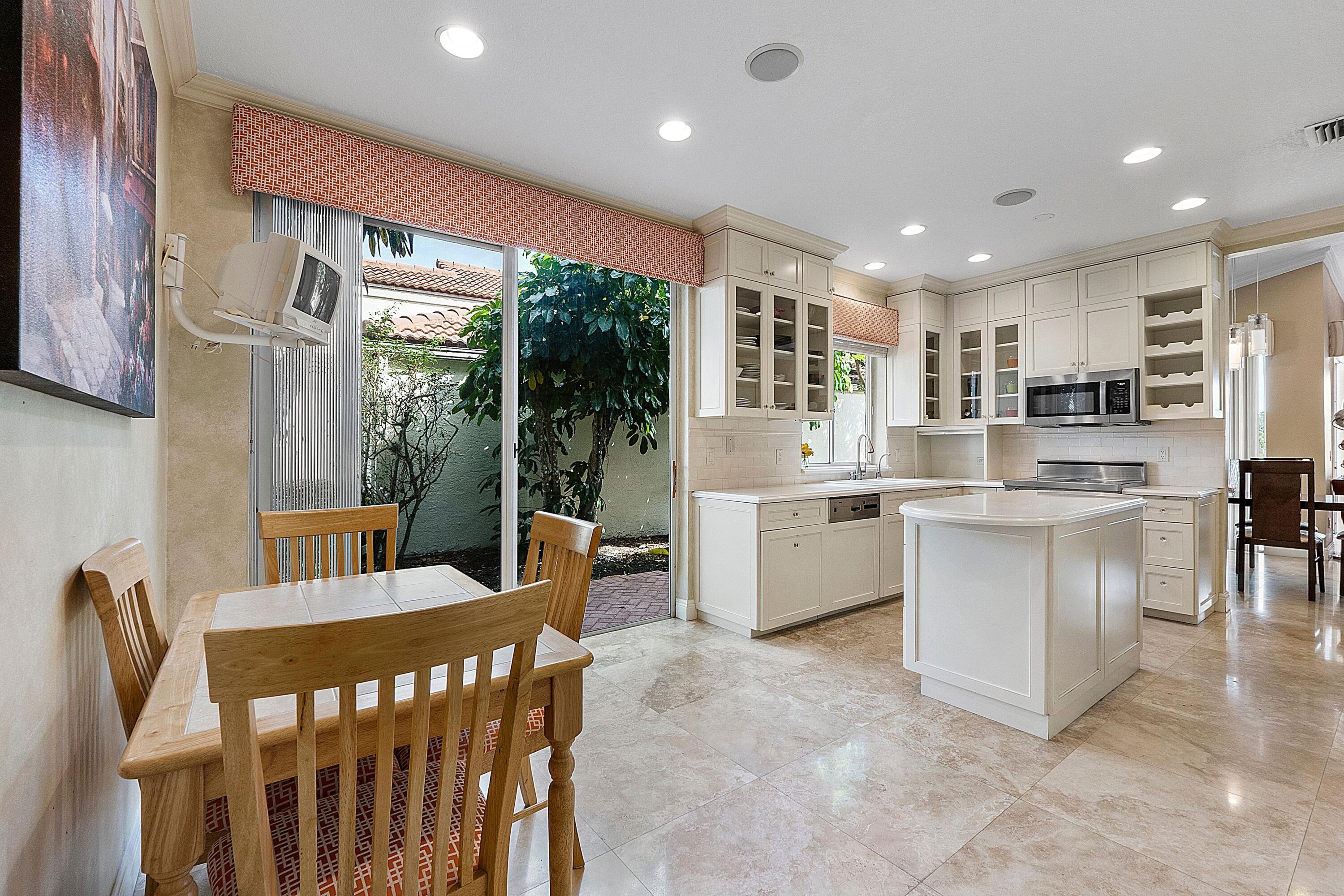22570 Esplanada Drive Boca Raton, FL 33433 - Photo 13 of 47 kitchen