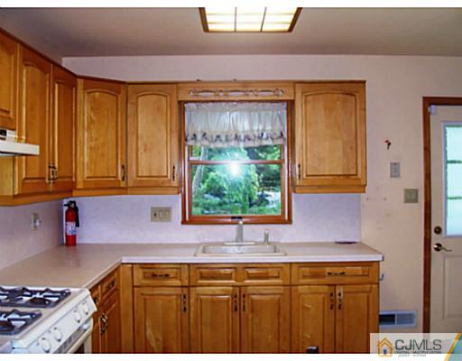 427 Old Stage Road Spotswood, NJ 08884 - Photo 7 of 12 Gallery Image 7