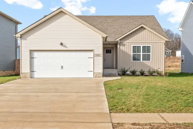 a view of backyard of the house