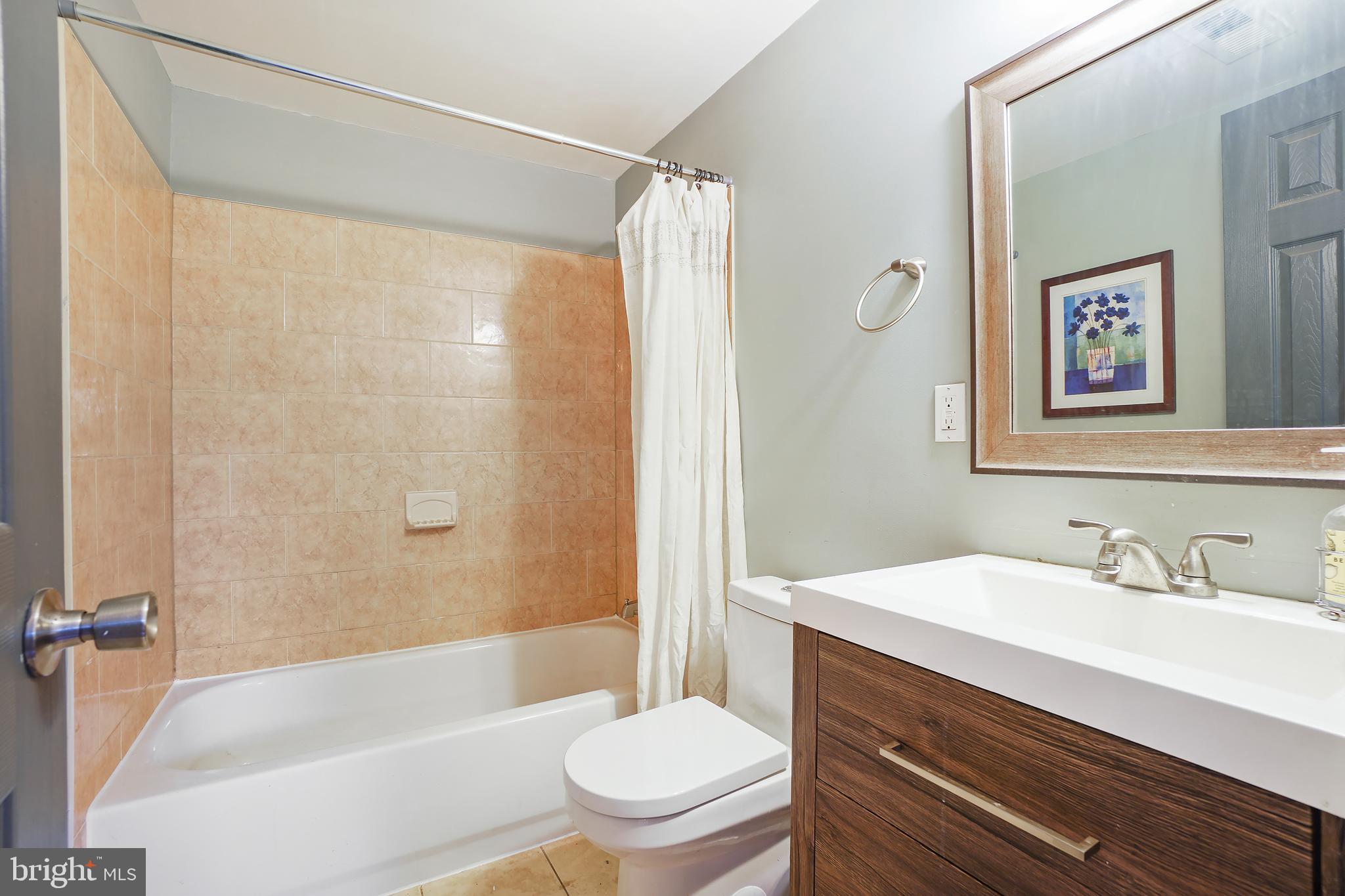 1377 K Street Southeast, Unit 2 Washington, DC 20003 - Photo 6 of 30 Full bathroom